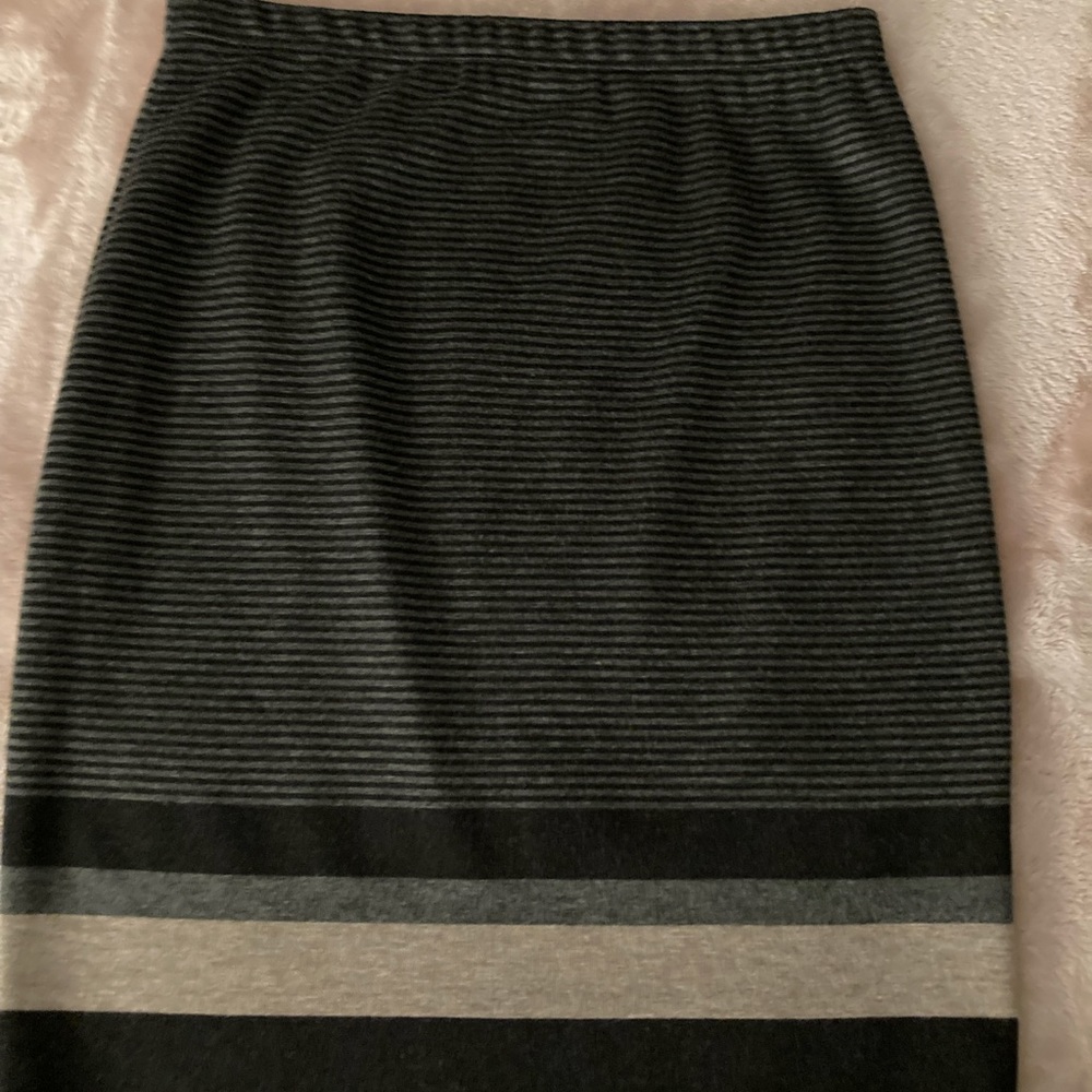 Knit skirt. Just above knee
